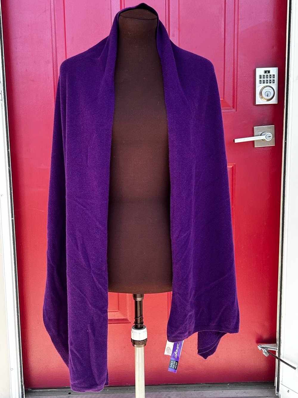 NWT SAKS FIFTH AVE 💯cashmere wrap-beautiful royal purple-soo soft & cozy - Picture 4 of 6
